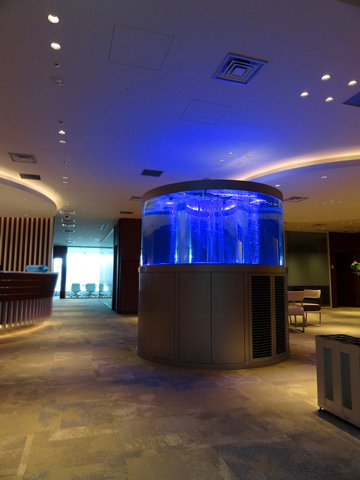 東京都　オフィス待合室　巨大円柱水槽