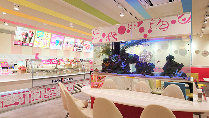 あの有名なアイスクリーム専門店に水槽を設置！